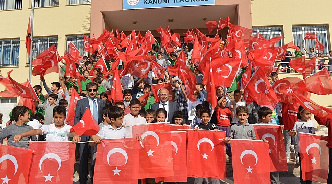 Başkan Hasan Arslan’dan 20 Bin Öğrenciye Türk Bayrağı