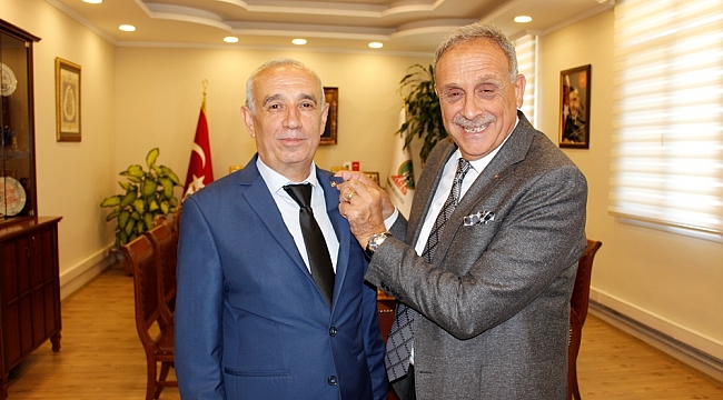 Başkan Mahmut Badem’den Muhtarlar Derneği Başkanına Altın Rozet