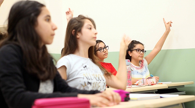 Bayraklı’da başarılı öğrencilere burs desteği