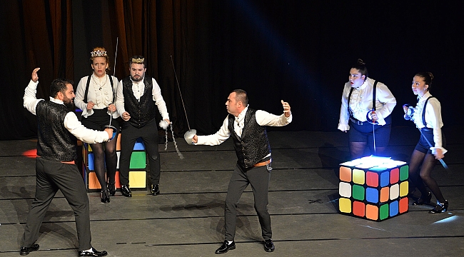 Bergama Şehir Tiyatrosu &quot;Hamlet&quot; İle Perde Açtı