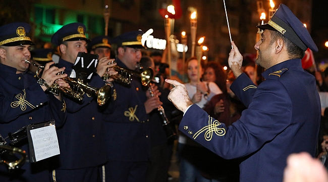 Buca’da Meşaleler Cumhuriyet İçin Yandı