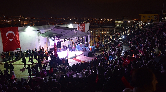 Çiğli'de Cumhuriyete İlkay Akkaya'lı Kutlama