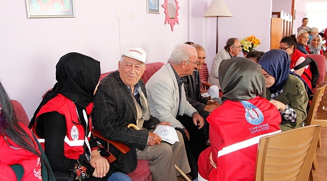 Damla Projesi kapsamında ilçeye gelen gençler Huzurevini ziyaret etti