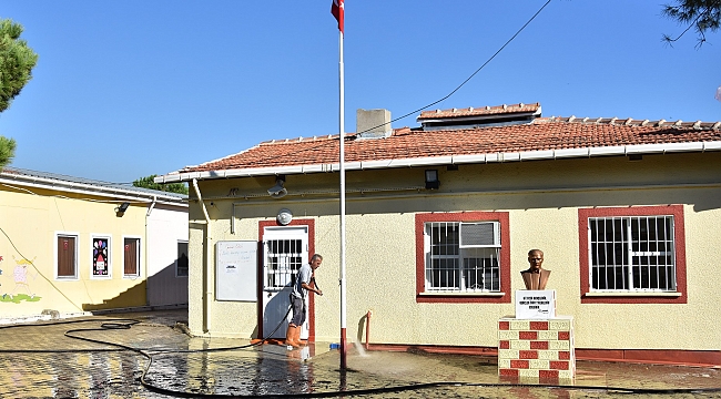 Dikili Belediyesi&#039;nden Okullara Hizmet Desteği Sürüyor