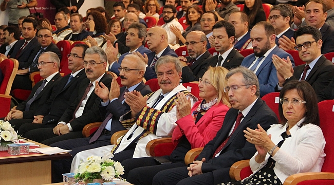 İKÇÜ AKADEMİK AÇILIŞINI BAKAN ELVAN YAPTI