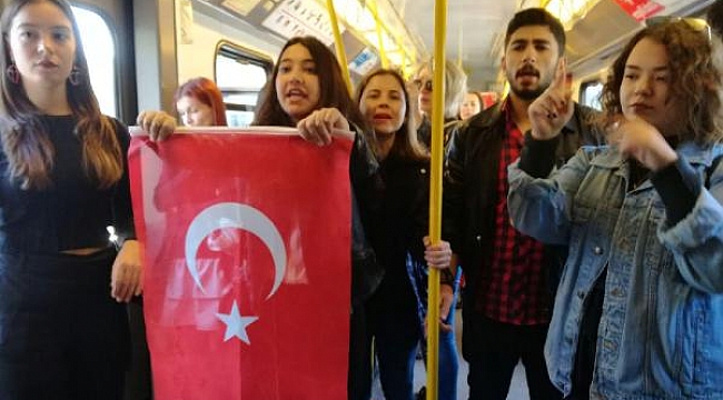 İzmir Metrosu&#039; nda İstiklal Marşı&#039;na Karşılık 10.Yıl Marşı
