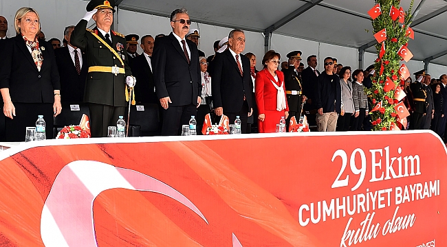 İzmirli Bayramını Kutluyor