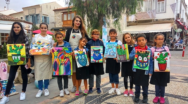 MİNİK RESSAMLARIN PERFORMANSLARI ALAÇATI SANAT HAFTASI’NA RENK KATTI