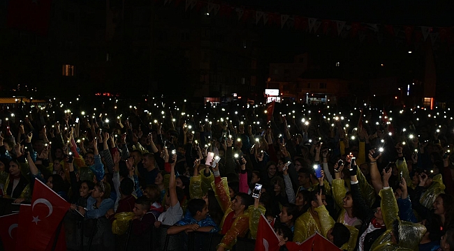 Yağmur’a Rağmen Narlıdere’nin Cumhuriyet Çoşkusu