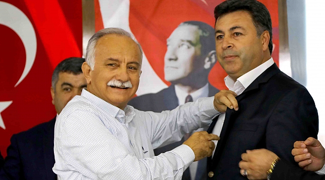 AKP Bayraklı’da Yaprak Dökümü