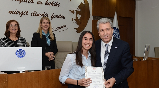 Birinciler Belgelerini Aldı