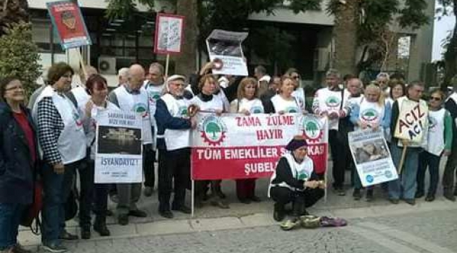 Emeklilerden Türkülü Protesto