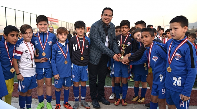 Minik Sporcular Atatürk İçin Sahadaydı