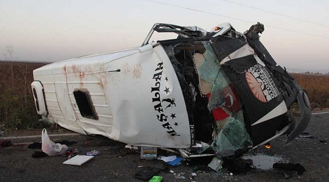 Sera İşçilerini Taşıyan Minibüsle Otomobil Çarpıştı: 2 Ölü