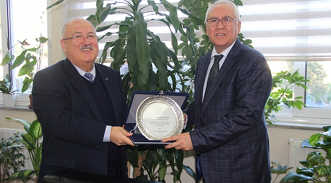 Ünal'dan Selvitopu’na Teşekkür Plaketi