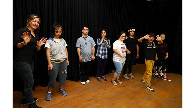 Bayraklı' da Tiyatroya "+1"