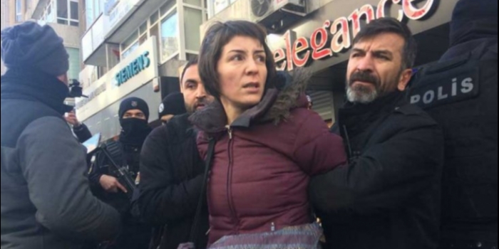 KESK Genel Başkanı'na Ters Kelepçeli Gözaltı