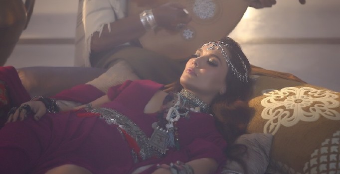 2017’YE 2 ALTIN PLAK BİR DE KLİPLE GİRİYOR