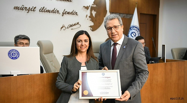 Ege’de Akademisyenler Belgelerini Aldı