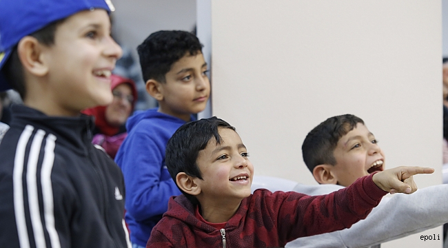 Karnesini Alan Tiyatroya Koşuyor
