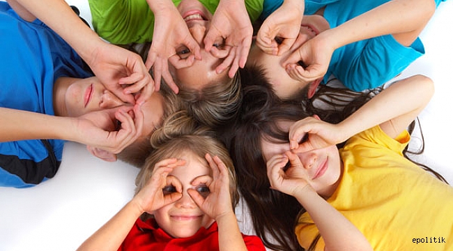 Çocukların yalan haberleri ve yanlış bilgileri saptamalarına nasıl yardımcı olabiliriz?