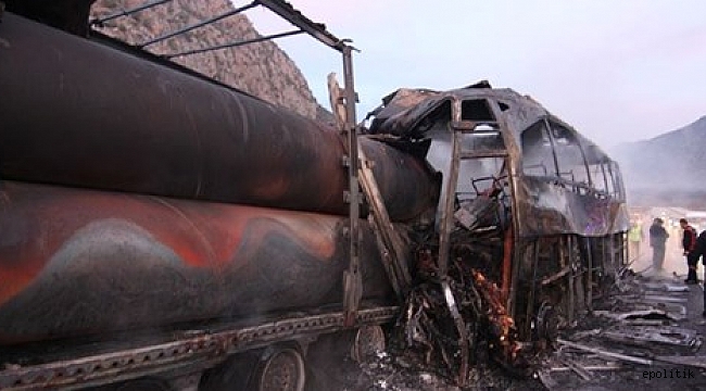 Yolcu otobüsü park halindeki TIR&#039;a çarptı: Ölü ve yaralılar var