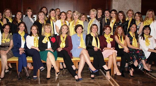 İZİKAD üyeleri Yazar Canan Tan ile buluştu