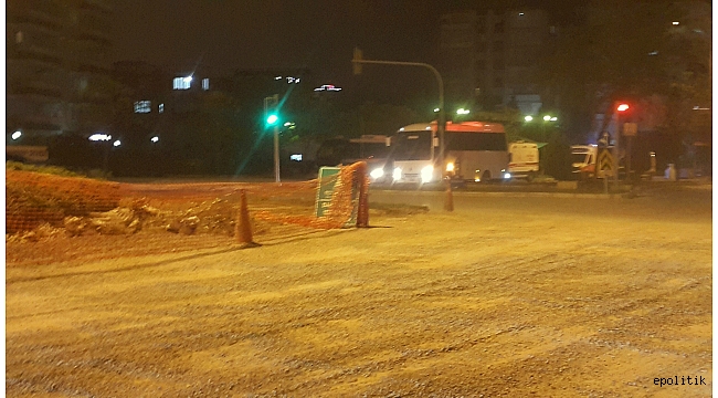 Kavşağa Dökülen Mıcır Tehlike Saçıyor