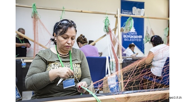 Kadınlar Balık Ağlarına İlmek Atıyor