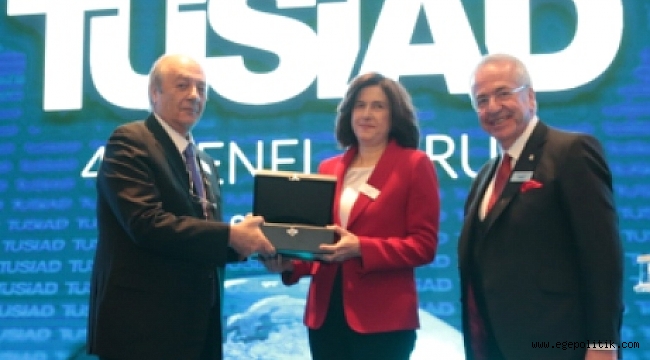 Selçuk Yaşar’a TÜSİAD’dan Teşekkür Plaketi..