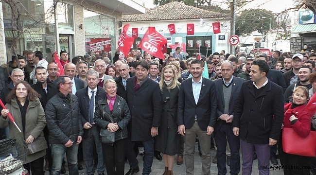 Yeni Foça'da Miting Gibi Seçim Bürosu Açılışı