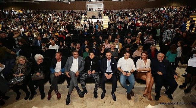 “İkinin Biri” Perdelerini İzmir&#039;de  Açtı