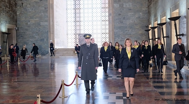 İZİKAD’lı Kadınlardan Ata’ya “Minnet” Ziyareti