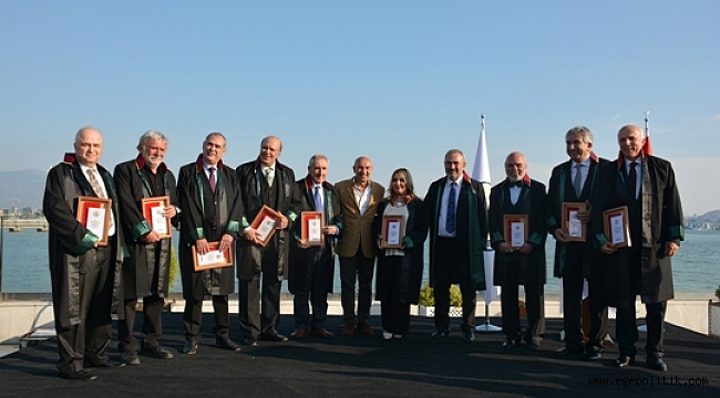 Avukatlık Mesleğinin Üstadları Plaketlerini Aldı