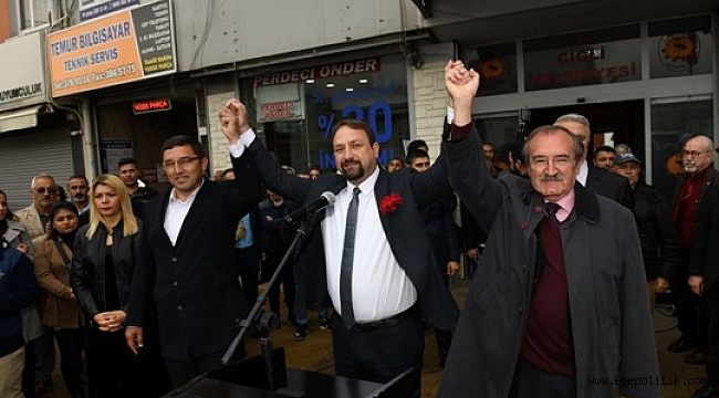 Başkan Utku Gümrükçü Atatürk Anıtına Çelenk Sundu