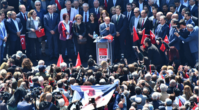 CHP Genel Başkanı Kemal Kılıçdaroğlu’na Yapılan Saldırıyı İzmirliler Konak Meydanı’nda Protesto Etti