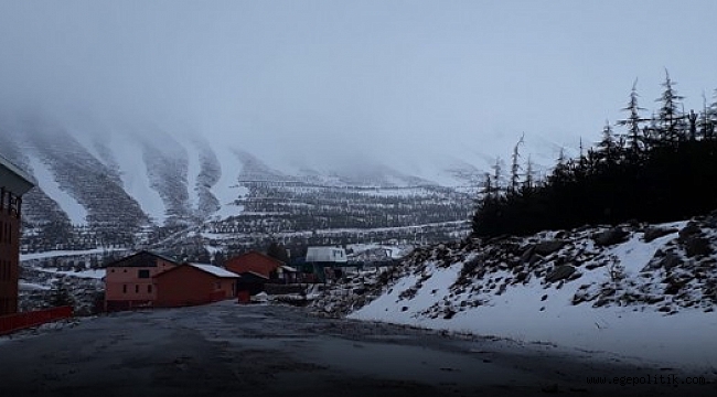 İzmir’in Zirvelerine Nisan&#039;da Kar Yağdı