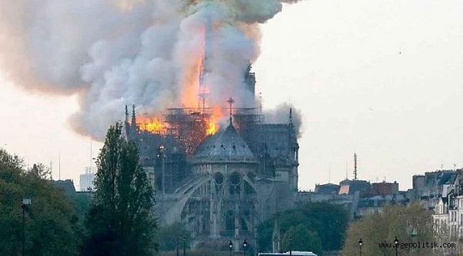 Notre Dame Katedrali'nde Yangın