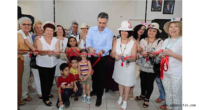 Bayraklı Belediyesi kursiyerlerini resimlerini sergiledi