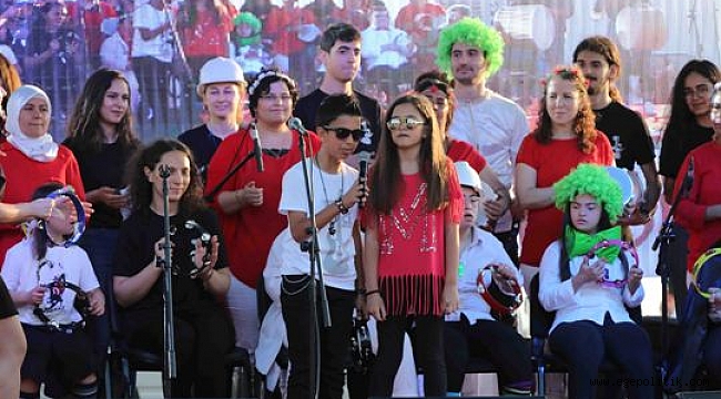 Bayraklı'da Gençler Bağımsızlık Meşaleleriyle Karanlığı Aydınlattı