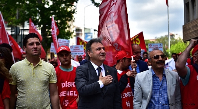 Bornova Belediye Başkanı Dr.Mustafa İduğ 1 Mayıs’ta İşçilerle Birlikte Yürüdü