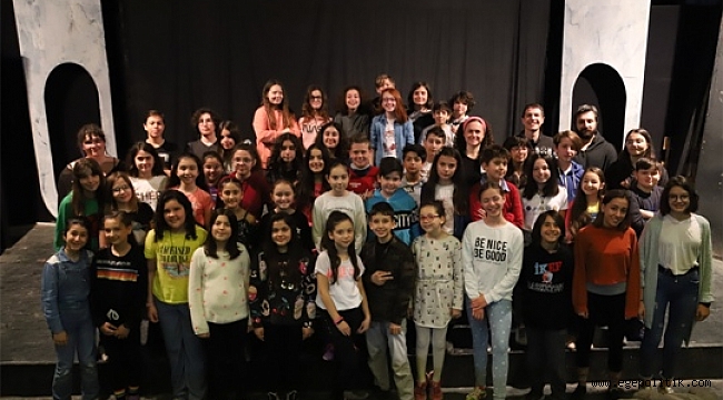 Bornovalılar Tiyatroya, Bağışlanan Kitaplar Köy Okuluna