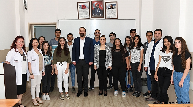 Çiğli Belediye Başkanı Utku Gümrükçü öğrencilere başarılar diledi