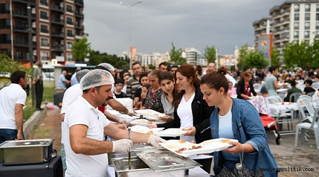 Çiğli Mahallerinde İftar Sofraları