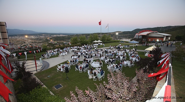 Karabağlar'da vatandaşlarla beraber geleneksel birlik-beraberlik iftarı