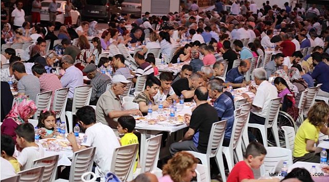 Bayraklı, Ramazan Boyunca 14 Sofrada Buluştu