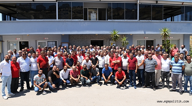 Çiğli Belediye Başkanı Utku Gümrükçü, belediye personeli ile bayramlaştı