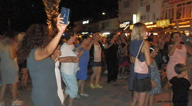 Foçalılar, İmamoğlu'nun Başkanlığını Halaylarla Kutladı