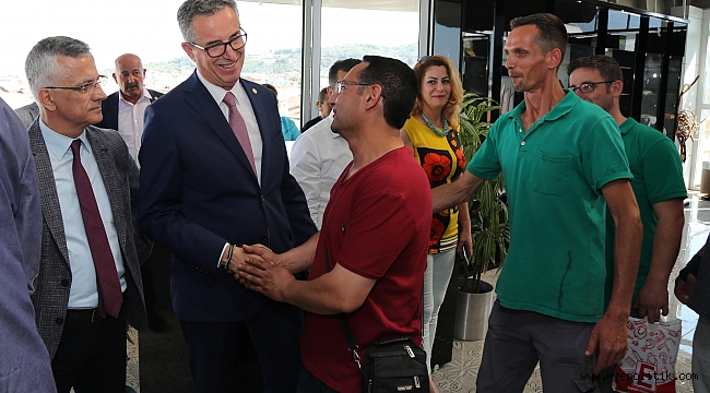 Gaziemir'de Bayramlaşma Sevinci