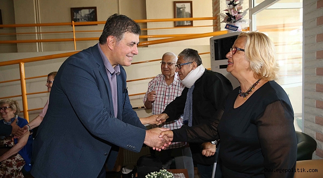 Karşıyaka Belediye Başkanı Tugay, Huzurevi&#039;ndeki Vatandaşlar ile Bayramlaştı